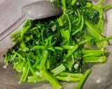Foto langkah ke 3 dari resep Tumis kangkung toge.