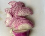 Foto del paso 1 de la receta: Cebolla morada encurtida / en escabeche 💜