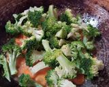 Foto langkah ke 4 dari resep Tumis Ceria (Wortel dan Brokoli).