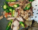 Foto langkah ke 2 dari resep Tumis suir tongkol jamur.