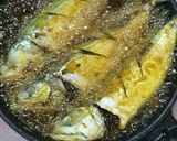 Foto langkah ke 2 dari resep Ikan goreng bumbu kunyit.