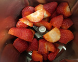 Foto del paso 2 de la receta: Copa de yogur y fresas con edulcorante