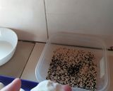 Gambar langkah 5 resipi Kuih Bom bijan hitam.