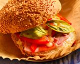 Hình bước làm 2 của món Hamburger Mè Kẹp Jambon, Phô mai Mozzarella, Ớt Chuông & Basil