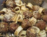 Foto del paso 4 de la receta: Albóndigas estofadas con calamarcitos y setas variadas