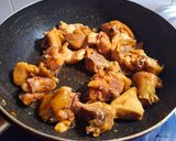 Hình bước làm 2 của món Thịt gà kho bí đỏ
