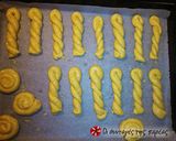 A picture of step 5 of Traditional smirneika koulourakia.