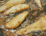 Foto del paso 2 de la receta: Ensalada con pera caramelizada y queso de cabra