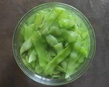 Foto del passaggio 3 della ricetta Cavatelli rigati e pesto di baccelli di fave con fave e piselli