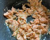 Foto langkah ke 2 dari resep Salmon garlic butter milk rice / Salmon risotto MPASI.
