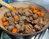 Une image de l'étape 16 de Bœuf bourguignon revisité à la patate douce, carottes, navets et champignons.