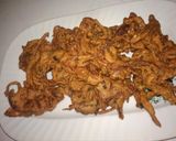 A picture of step 5 of Aloo Palak Ke traditional pakoray.
