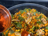 Paella de verduras y pollo aromático