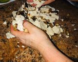 Foto del paso 2 de la receta: Gorditas de puyul y chicharroncitos rellenas de queso Feta! 🍺