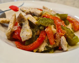 Foto del paso 4 de la receta: Salteado de lomo de cerdo con cebolla y pimientos