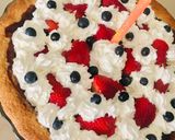 Foto del paso 10 de la receta: TARTA🥮CON POSTRE DE 🍫CHOCOLATE🍫 🍓FRUTILLAS🍓 Y CREMA🤩🍫🍓🍫🫐😋