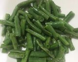 A picture of step 2 of Garlicky french beans.
