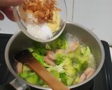 Foto langkah ke 3 dari resep Bening Brokoli Sosis Ayam.