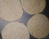 A picture of step 4 of Mini pizza.