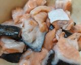 Foto langkah ke 2 dari resep Sup Bening Tulangan Ikan Salmon.