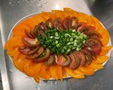 Une image de l'étape 9 de Salade de tomates tricolores aux oignons nouveaux et fromage frais.
