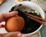 Hình bước làm 2 của món Trứng rán lá mơ