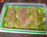 Foto del paso 4 de la receta: Solomillo adobado en mojo a la plancha con chips de verduras