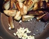 Foto langkah ke 2 dari resep Terong ungu tumis bawang.