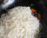 Foto langkah ke 4 dari resep Bihun Goreng Jamur Kuping.