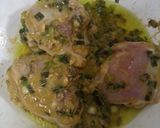 Foto del paso 2 de la receta: Muslos de pollo rehogado en cerveza al verdeo con Roquefort