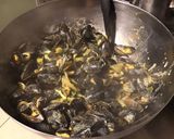 Une image de l'étape 7 de Moules au céleri,oignon de roscoff et curry.