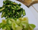 Foto langkah ke 2 dari resep Tumis Terong Ungu Cabe Hijau dengan Sambal Dimsum Minyak Pedas.