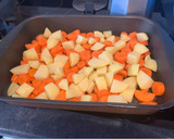 Foto del paso 1 de la receta: Muslitos de pollo al horno con patatas y zanahoria