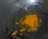 Foto langkah ke 2 dari resep Buncis Wortel Ayam Cincang Bumbu Kuning.