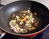 A picture of step 6 of Bún riêu cua with crispy pork fat.