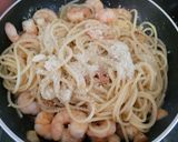 Foto del paso 3 de la receta Espaguetis con gambas en un plis plas