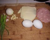 Foto del paso 1 de la receta: Tortilla de jamón y queso sobre lecho de vegetales