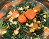 Foto langkah ke 5 dari resep Sayur bening bayam wortel jagung sederhana.