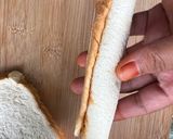 Gambar langkah 5 resipi Roti gulung tuna tin goreng telur.