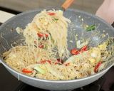 Foto langkah ke 9 dari resep Bihun Goreng Putih Devina Hermawan.