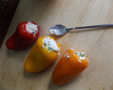 Foto del paso 3 de la receta: Pimientitos rellenos con queso de cabra y brotes de calabaza y de guisantes