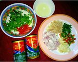 รูปขั้นตอนการทำที่ 1 ของ ยำปลา(สอง)กระป๋อง (Microwave)