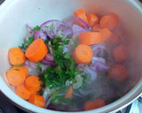 Foto del paso 3 de la receta: Pollo estofado a la cúrcuma con zanahorias y patatas
