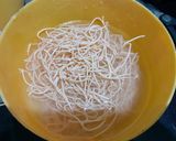 A picture of step 1 of Stir fry chilli garlic noodles.