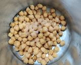A picture of step 2 of Chana Masala.