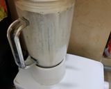 A picture of step 2 of Dates & banana shake.