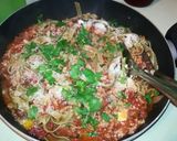 Foto del passaggio 3 della ricetta Tagliatelle verdi con ragù di "galletti" alla bolognese