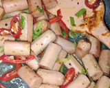 Foto langkah ke 2 dari resep Sosis Pedas Asam Manis.