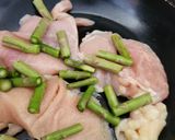 Foto del paso 1 de la receta: Pollo con espárragos