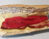 Foto del paso 4 de la receta: Bocadillo de lomo de cerdo con pimiento rojo y queso